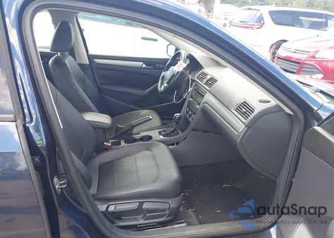 2014 Volkswagen Passat 1.8T Wolfsburg Edition z USA, uszkodzony, nr VIN 1VWAT7A31EC080361